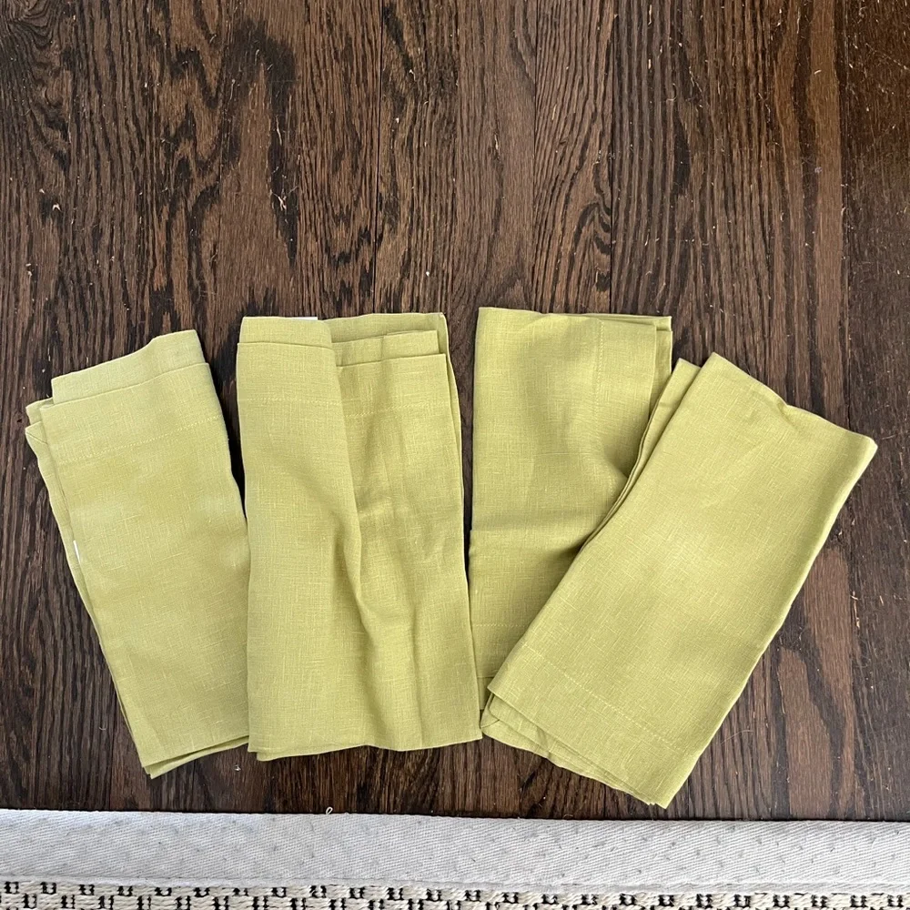 Crate&Barrel Pear Green Linen Napkins 22x22 inch